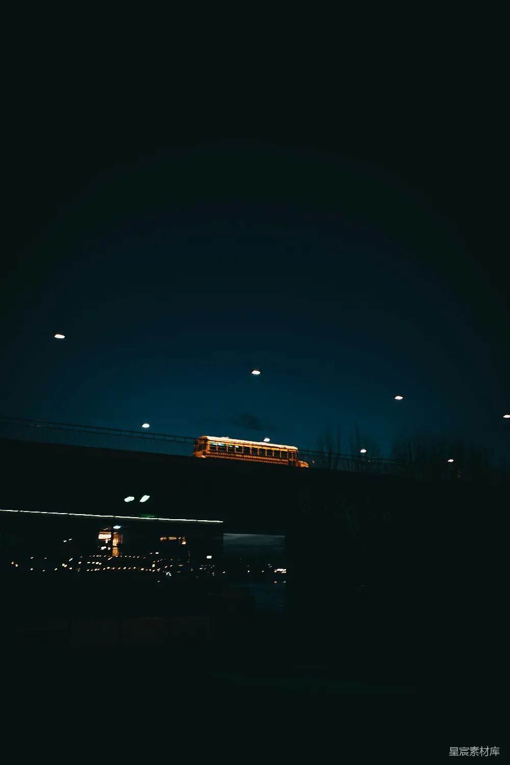 高清摄影 壁纸 一列火车在夜晚的桥上行驶