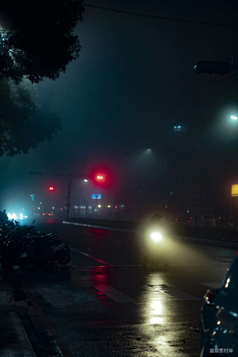 高清摄影  夜间道路上的汽车