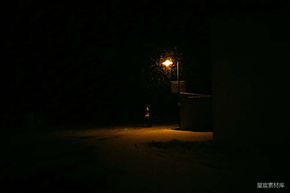 高清摄影  夜晚，一个人站在马路上。