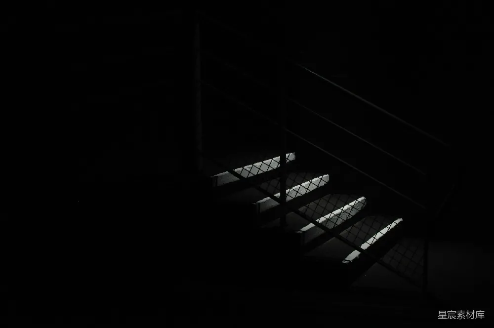 高清摄影  低光环境下拍摄的黑白楼梯照片