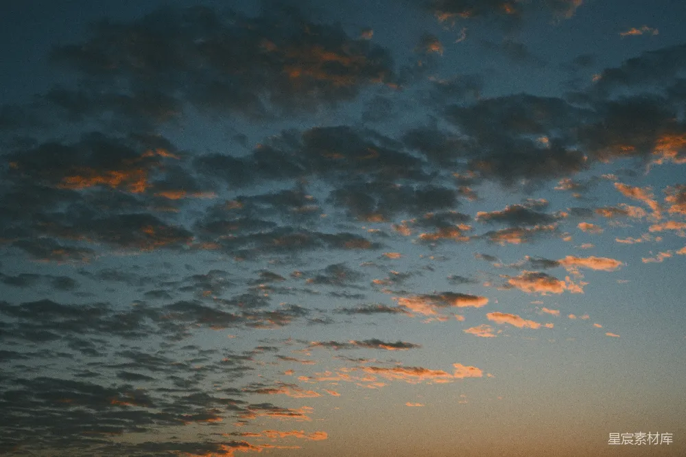 高清摄影  夕阳下的云朵点缀着 scattered clouds illuminated by sunset light