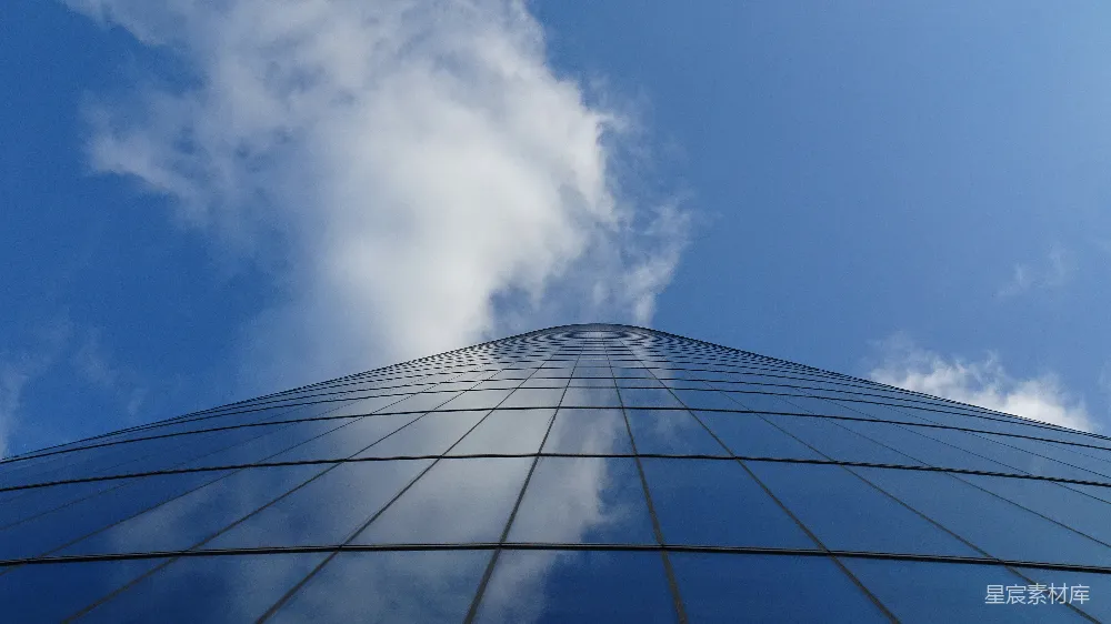 一座高耸入云的建筑物背景是蓝天。