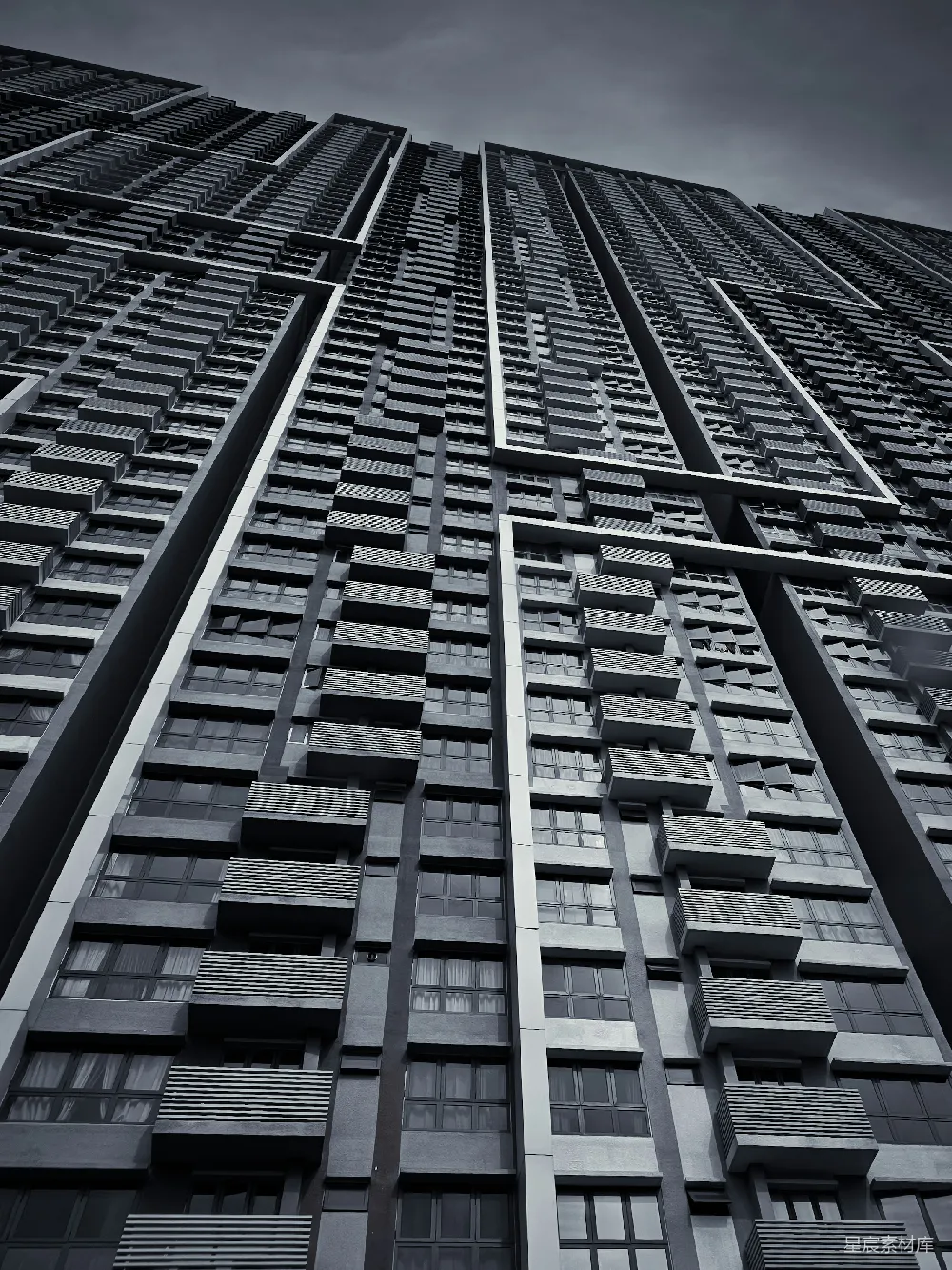 一座有许多窗户的高大建筑物