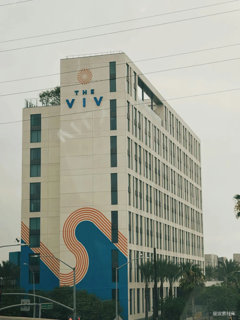 现代建筑“viv”在阴郁天空下有色彩壁画。