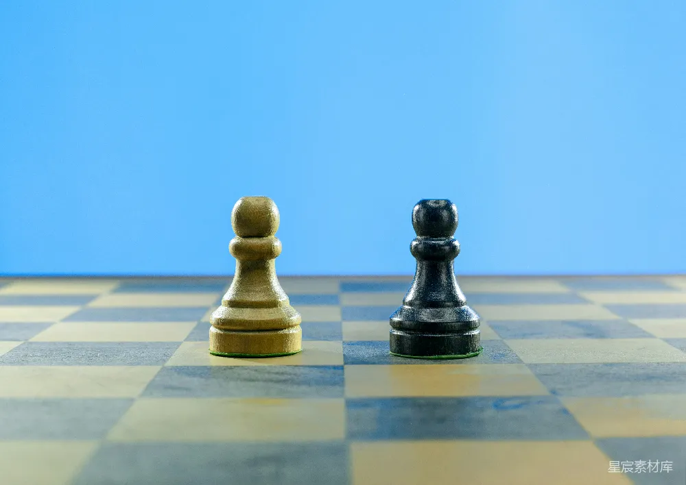 高清摄影  一个黑棋和一个白棋在格子棋盘上