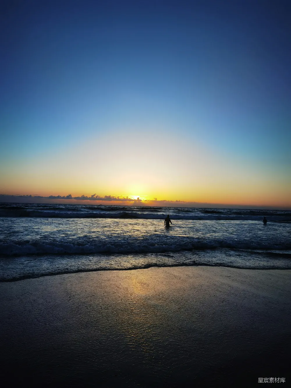 海滩上的夕阳西下