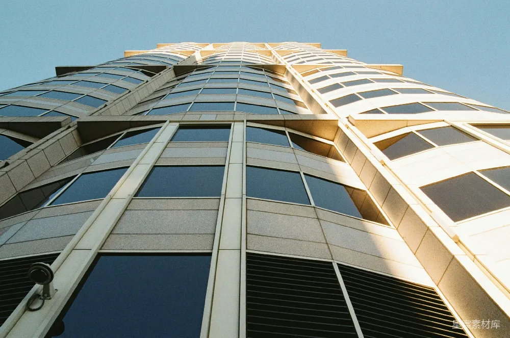 仰望一座现代 skyscraper 那晴朗的蓝天上