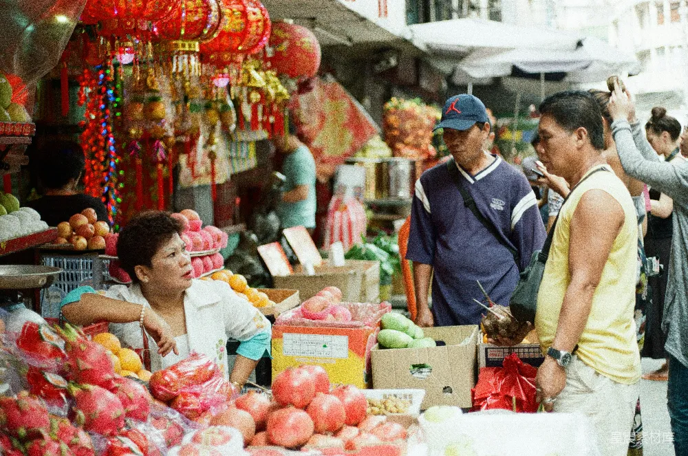 男人站在女人面前