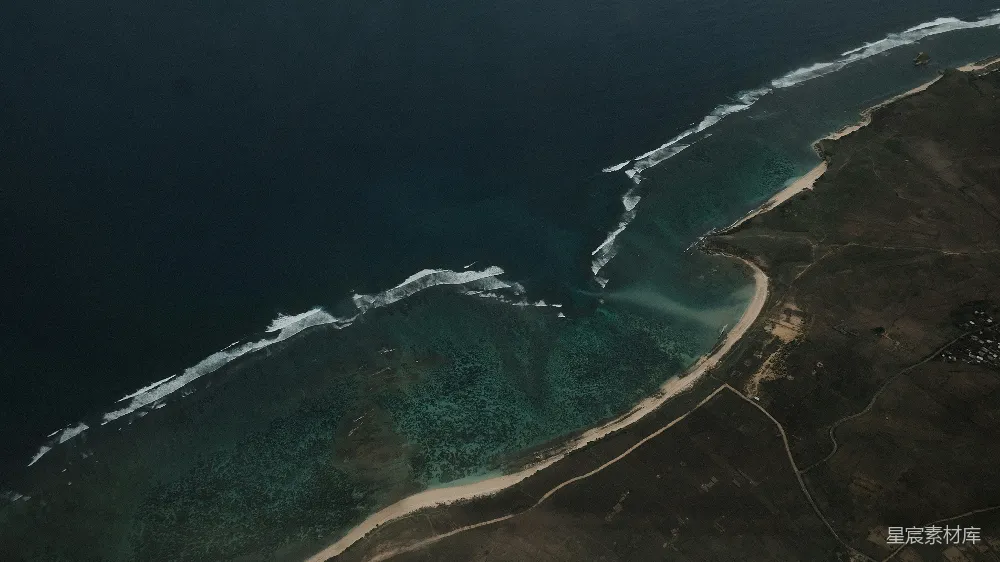 海洋与陆地的空中俯视图