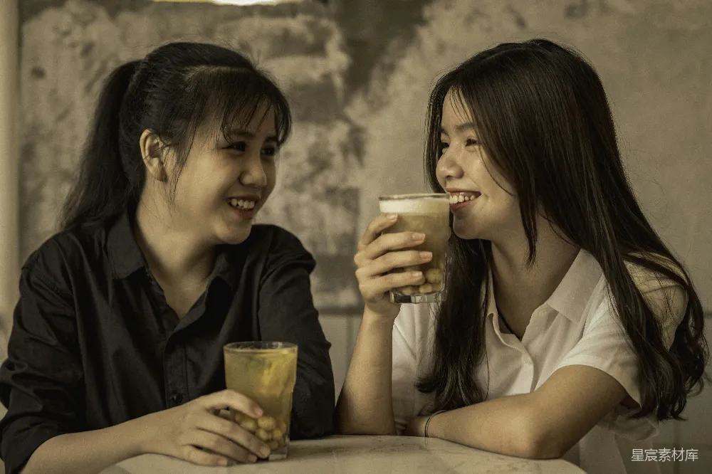 两名妇女手持酒杯