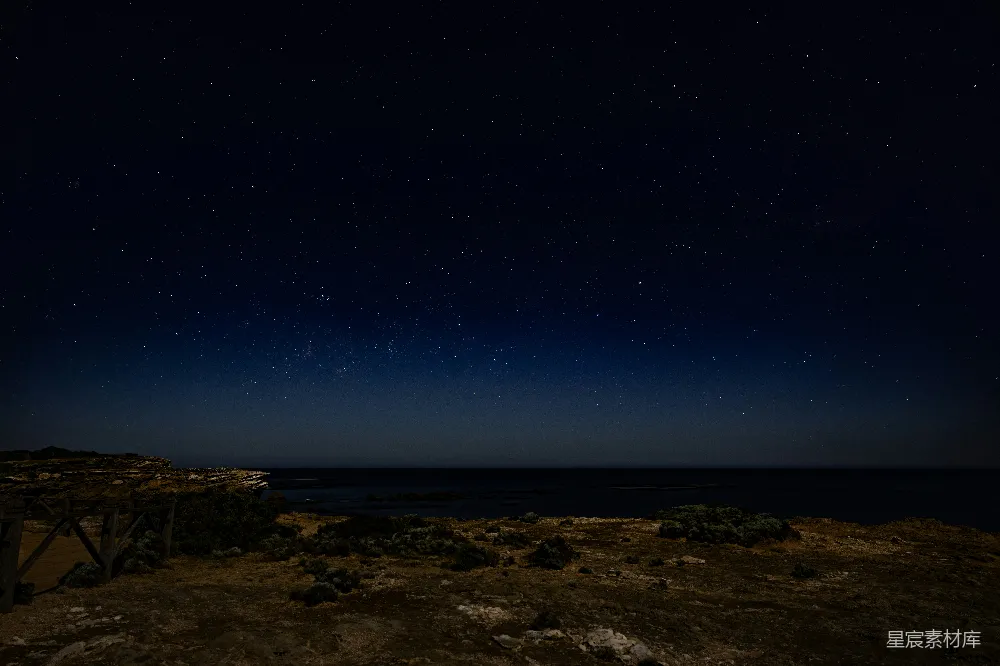 宁静海平线上的星空夜空