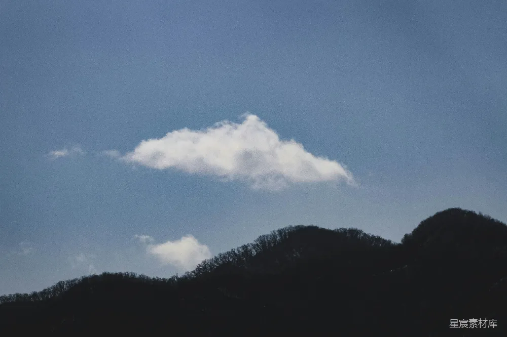天空中有一座山峰