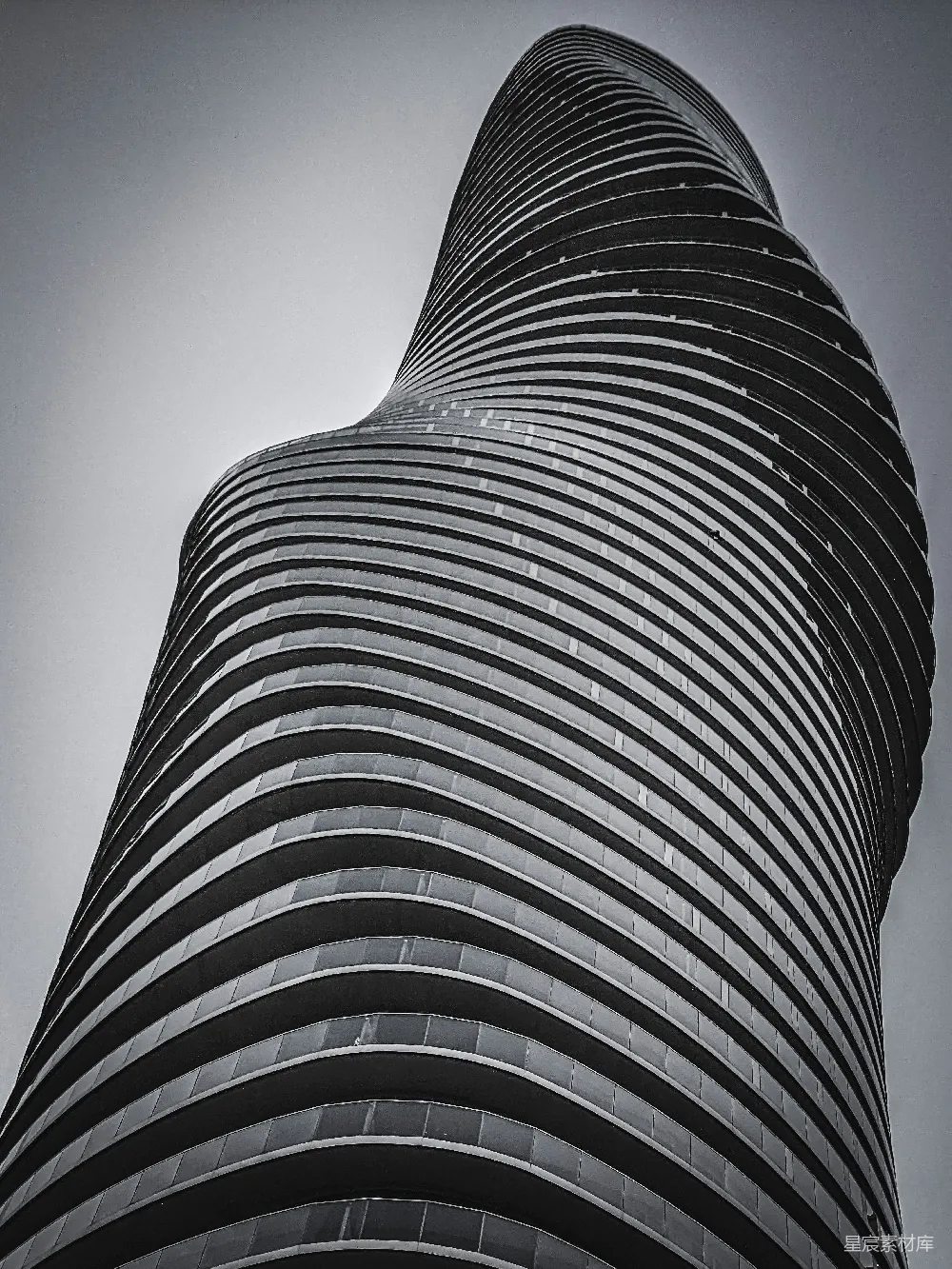 一幅特写镜头中的高大建筑物