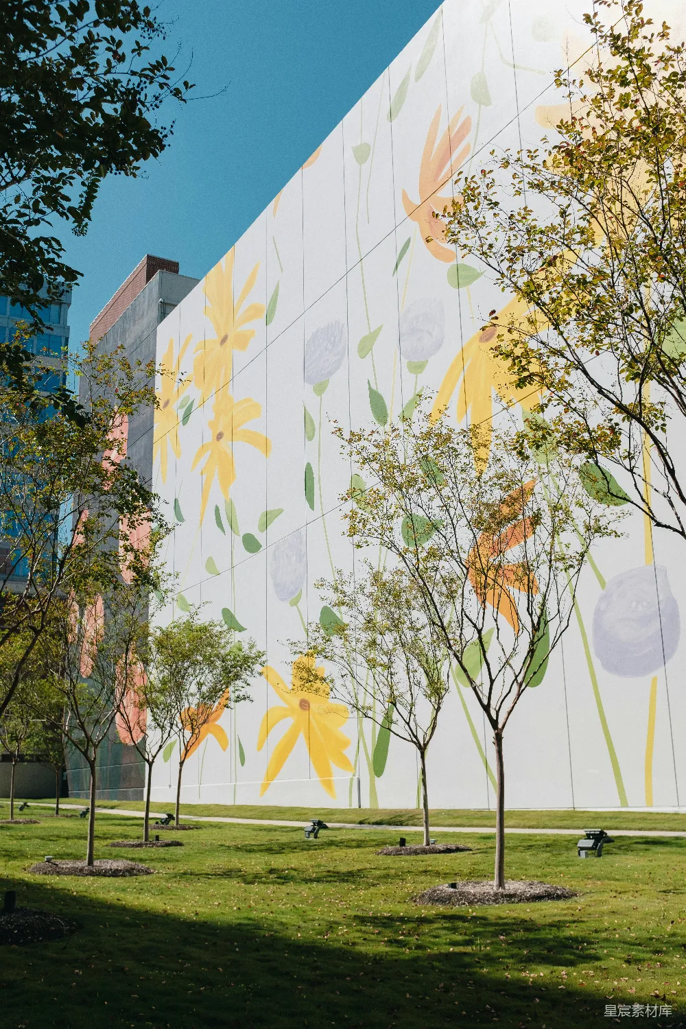 高清摄影  一座建筑物，其侧面有一幅壁画。