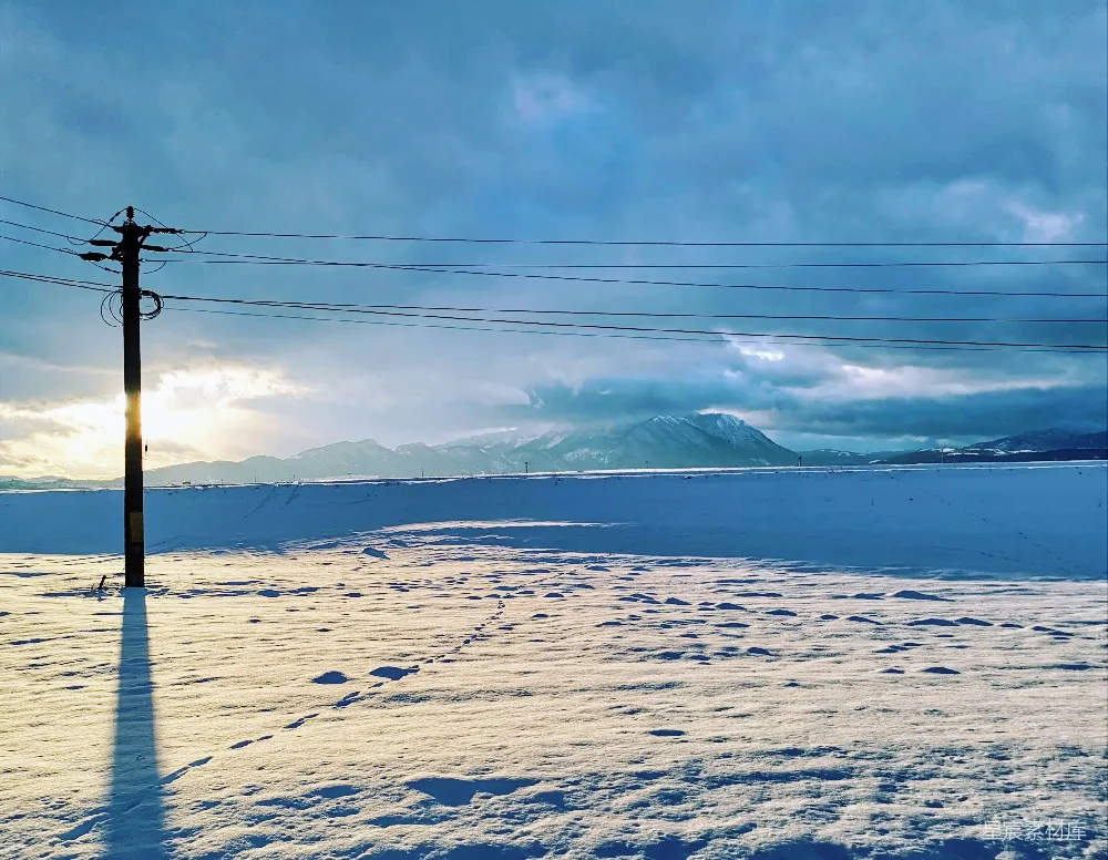 白天蓝天下白雪覆盖的山峦