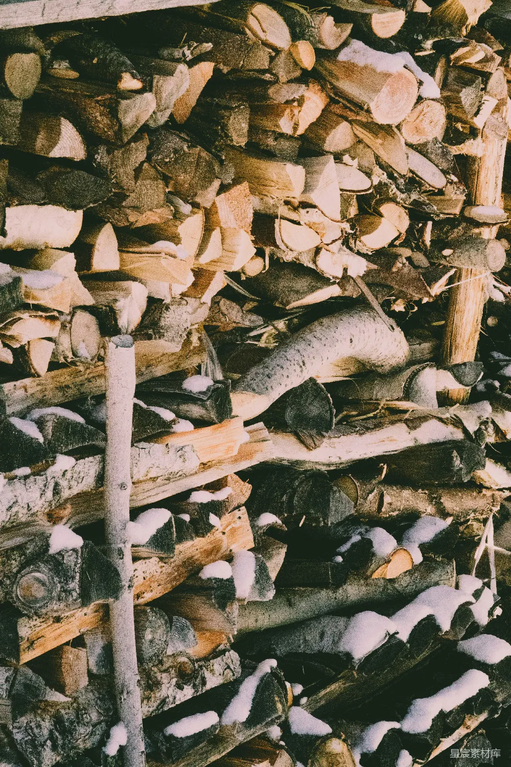 高清摄影  堆积着棕色的柴火