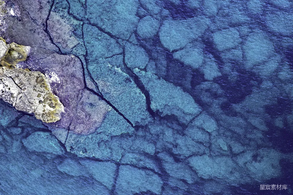 清澈蔚蓝的海洋水面俯视着岩石海岸的景象