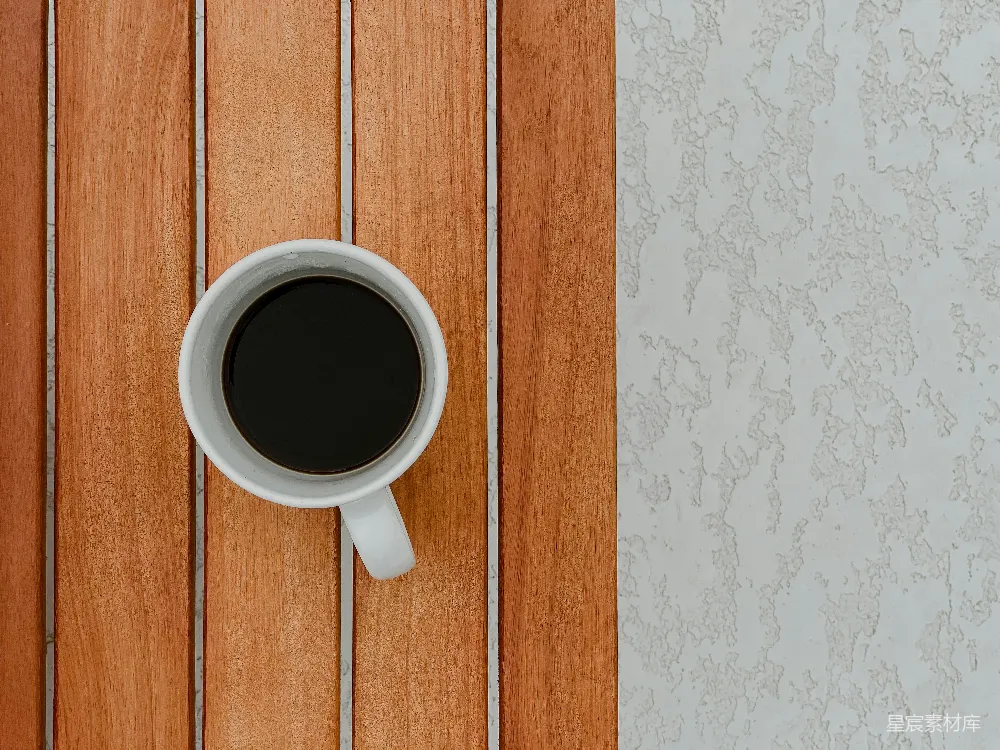 白色陶瓷小茶杯放在棕色木桌上