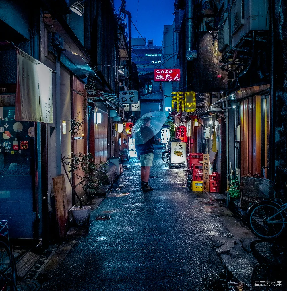街上一个人撑着伞走着