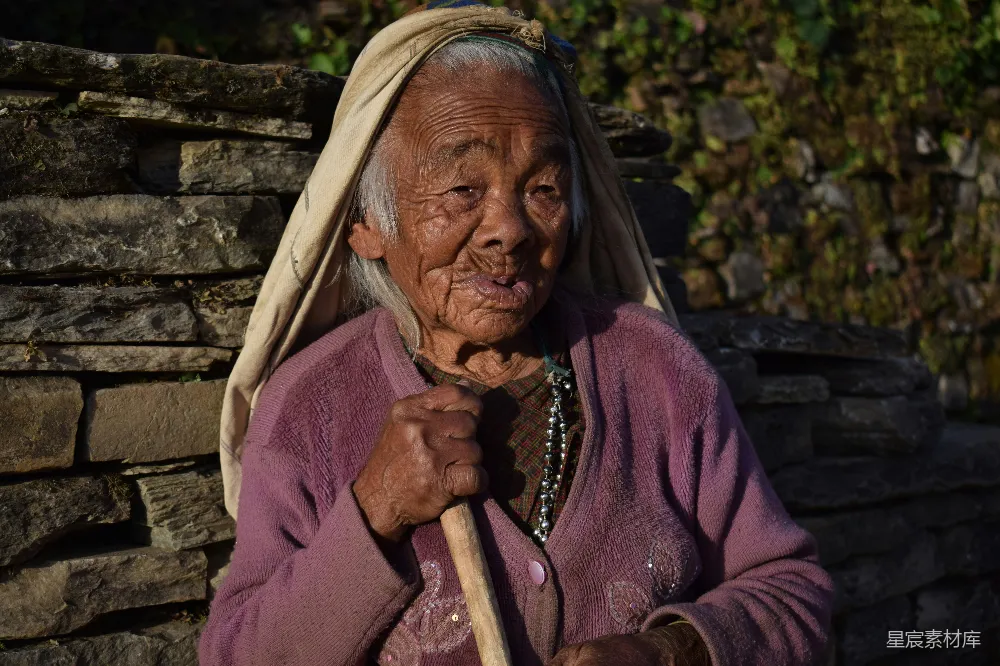 手持棕色棍子的女人