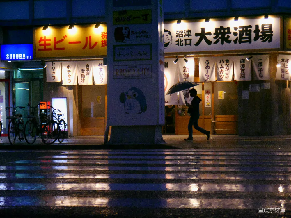 一个女人走在街上撑着伞