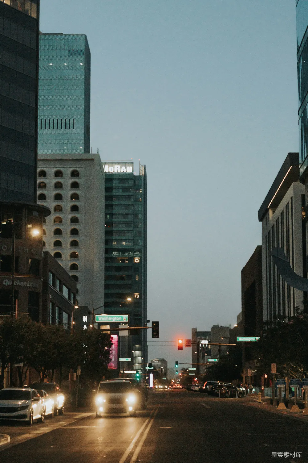 夜间汽车停放在高楼附近路边上。