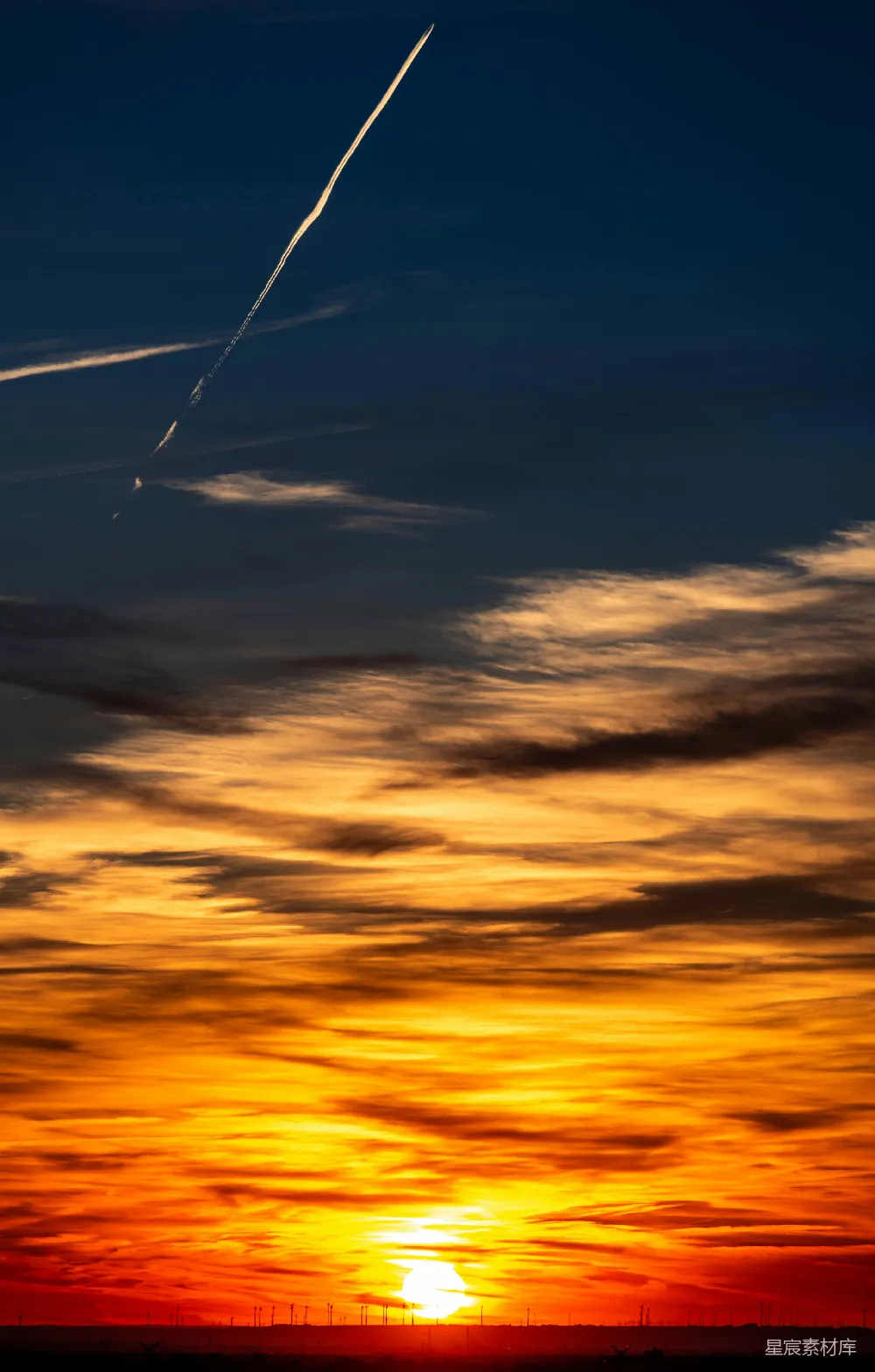 绚烂的夕阳色彩填满了天空。