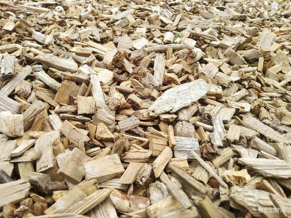 高清摄影  一堆木屑放在木制地板上。