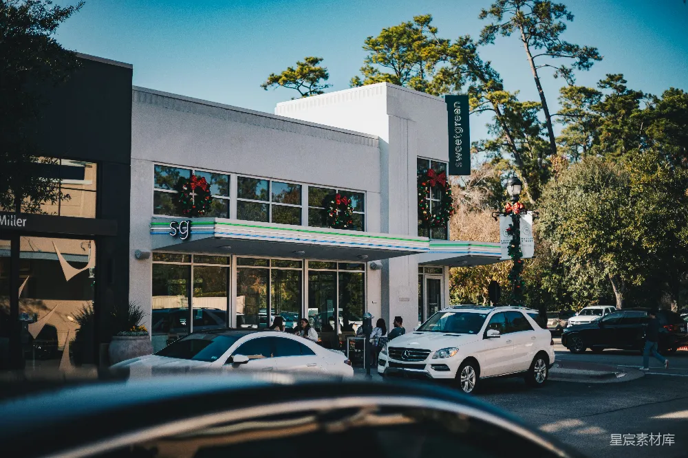 高清摄影  一座建筑物前面停着几辆车。