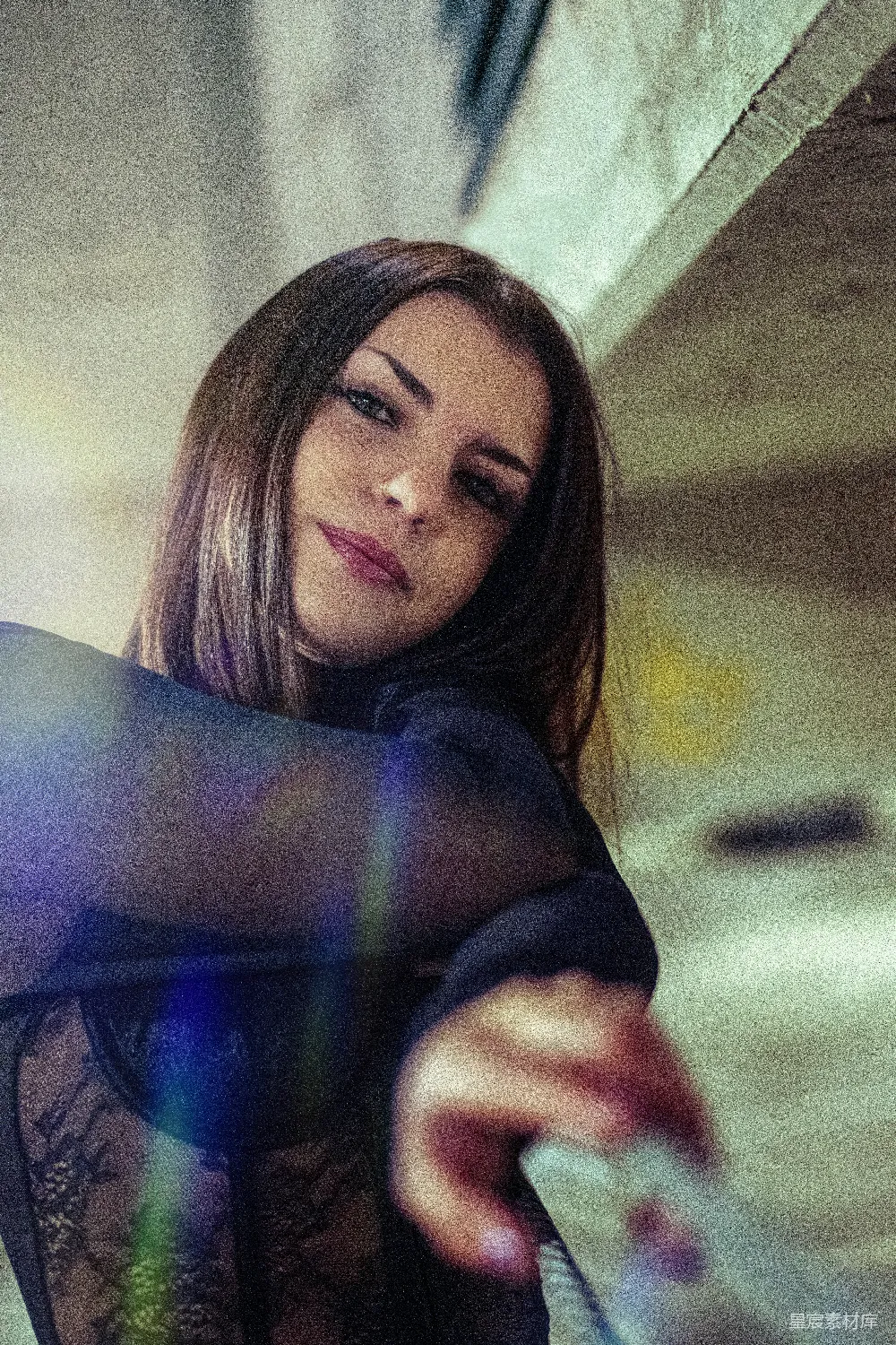 一位女性正在拿着手机摆姿势拍照。