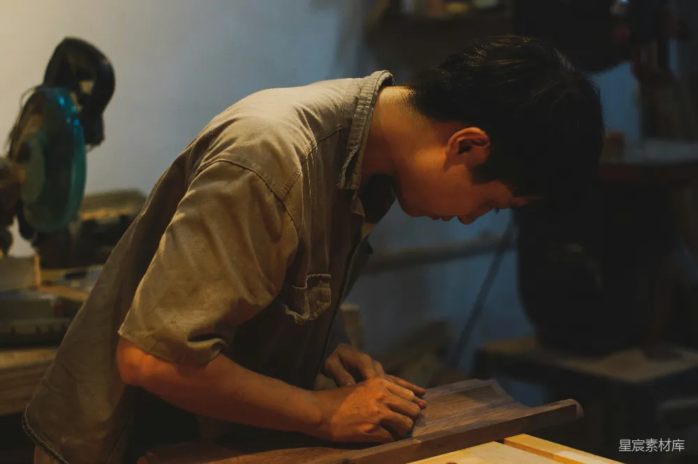 高清摄影  男人在车间打磨木板。