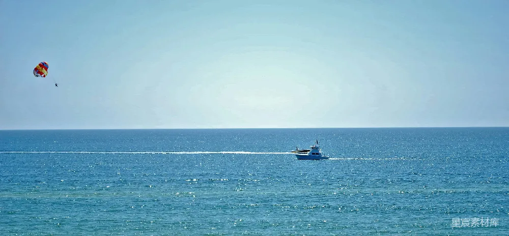 海洋上的白色小船