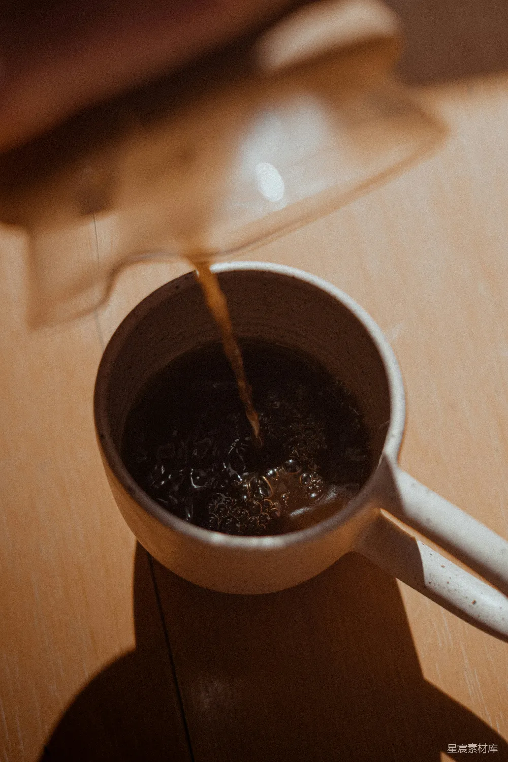 白色陶瓷咖啡杯的咖啡近景拍摄