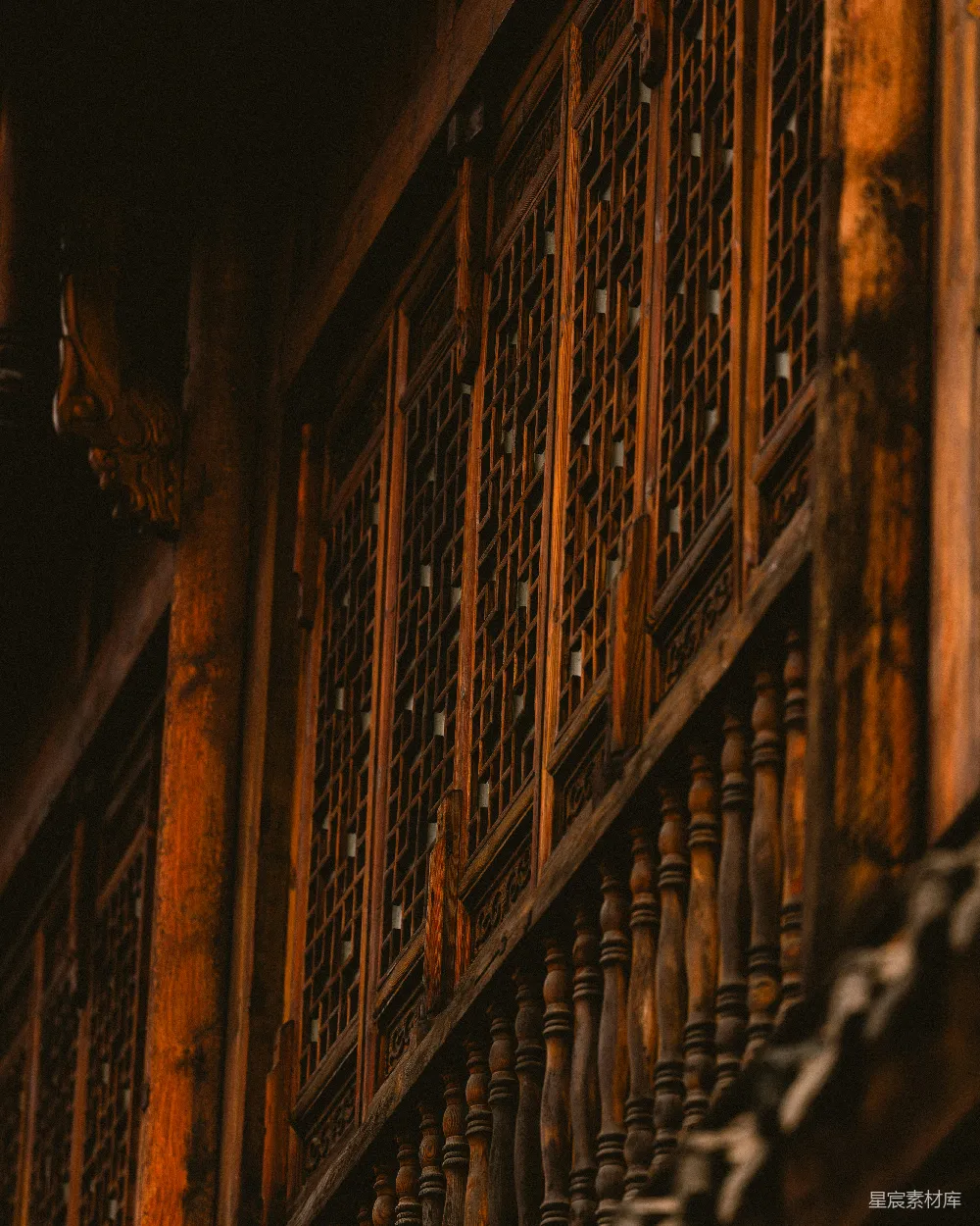 高清摄影 旅行 旧建筑上的华丽木格栅