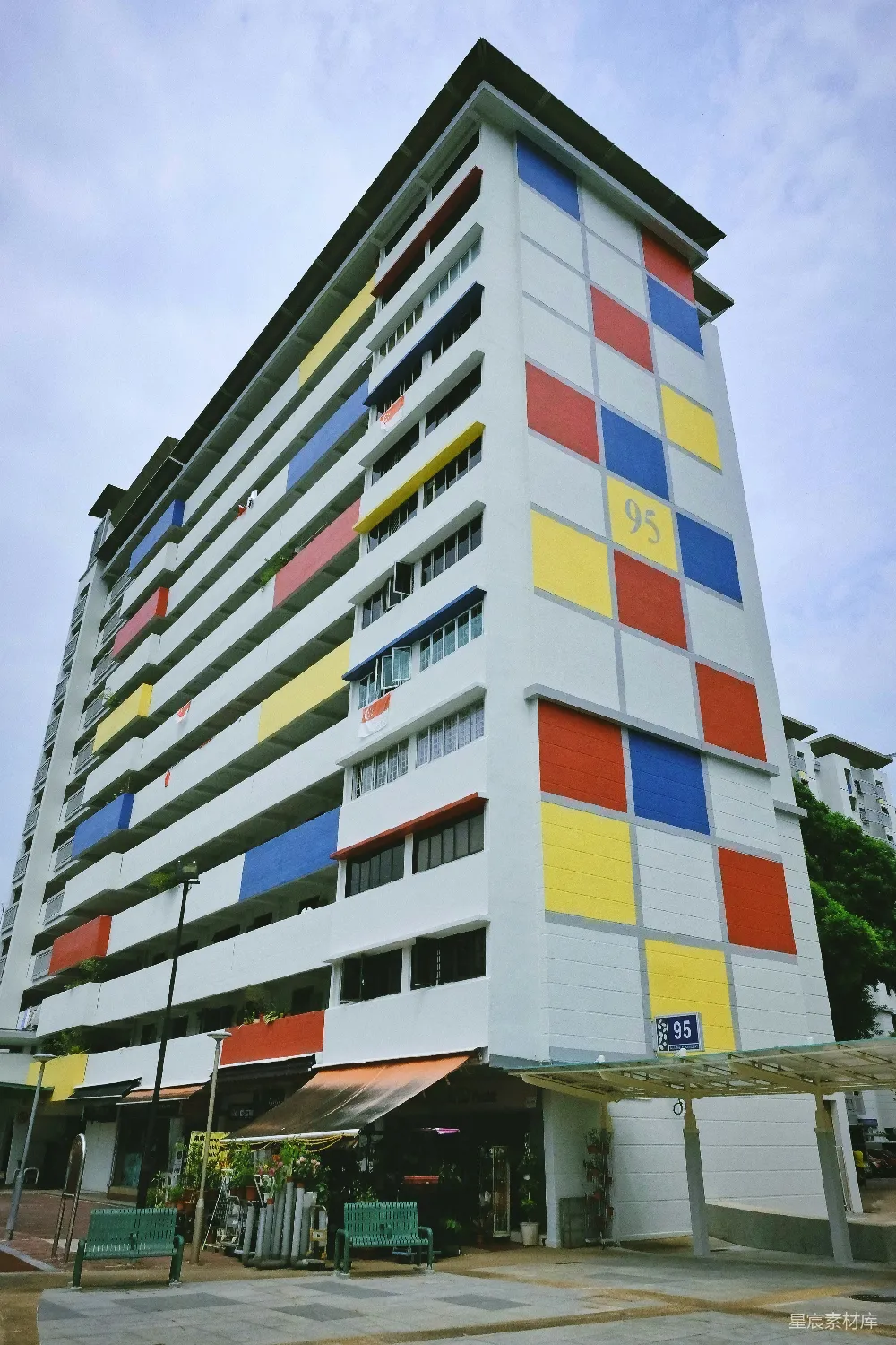 白色红色和蓝色的混凝土建筑