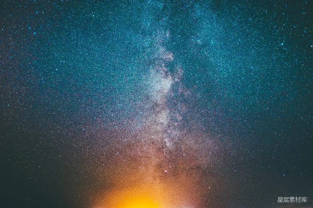 高清摄影 壁纸 自然 夜空中镶嵌着蓝、黄、紫的星星。