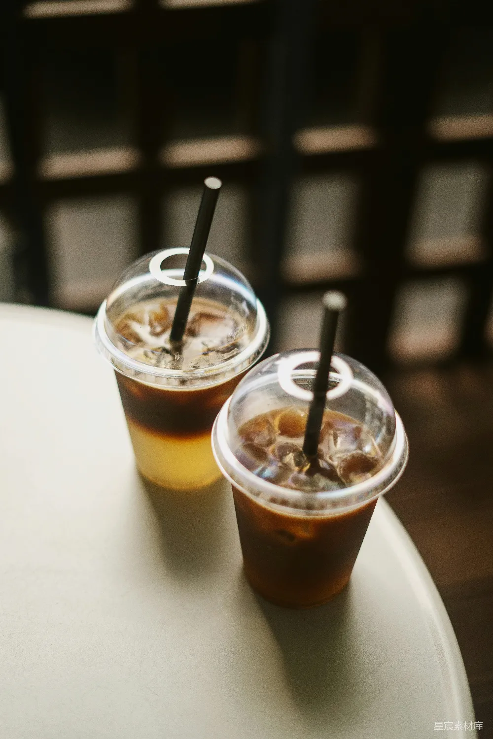 桌子上两杯酒