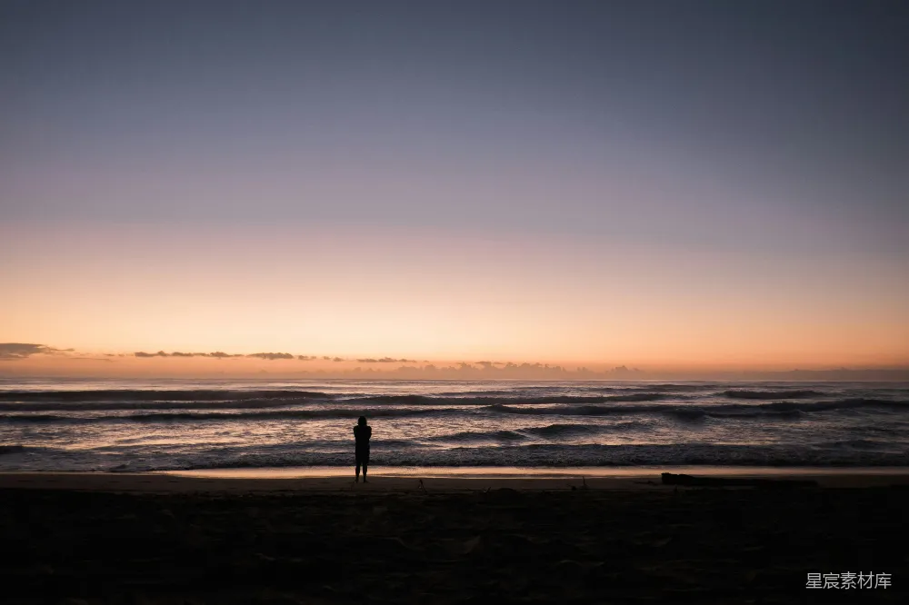 海滩上的人在日落时分