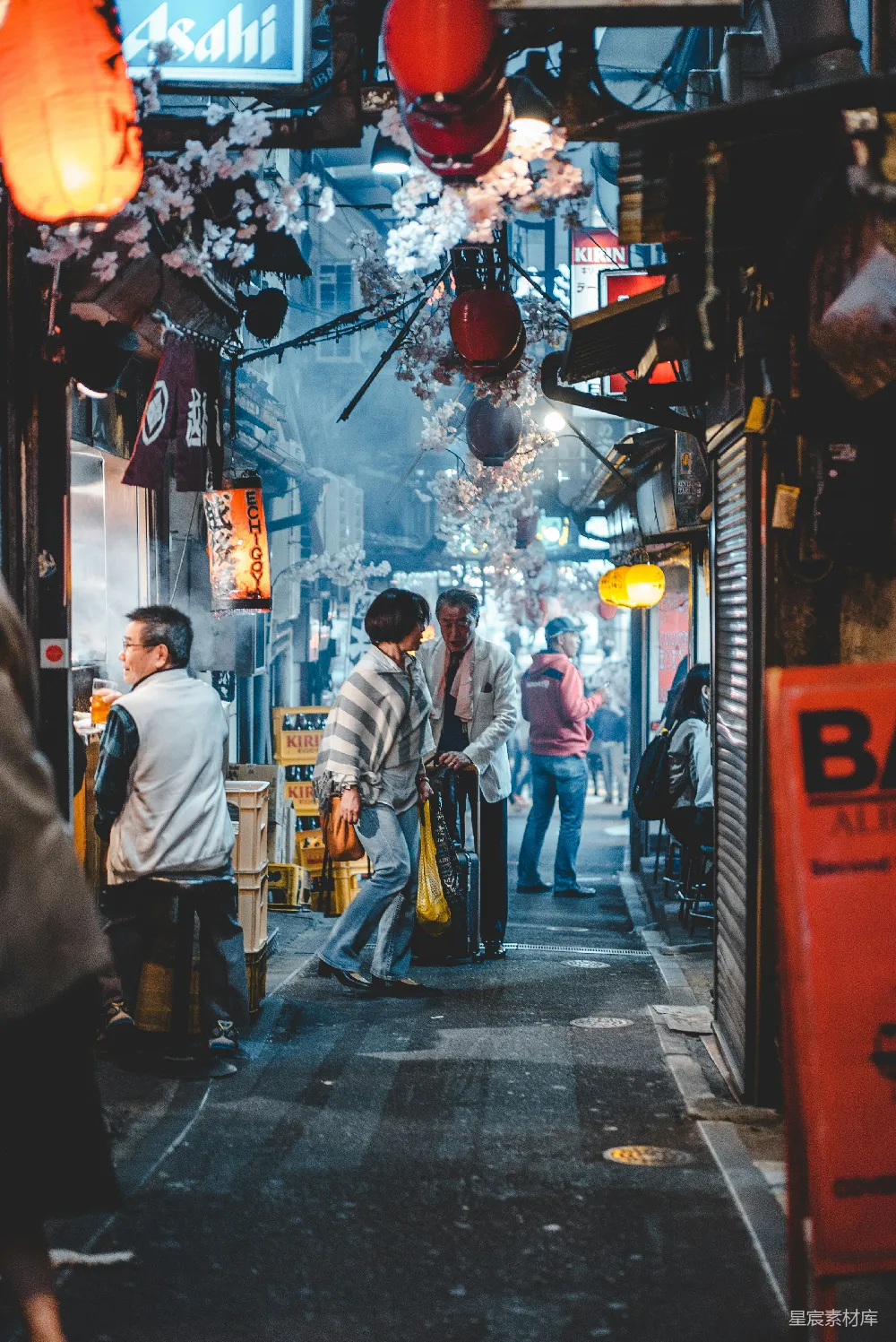 坐在商店前面的人