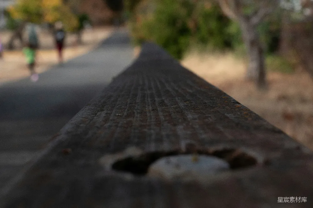 高清摄影  在道路上的一根木制轨道的特写。