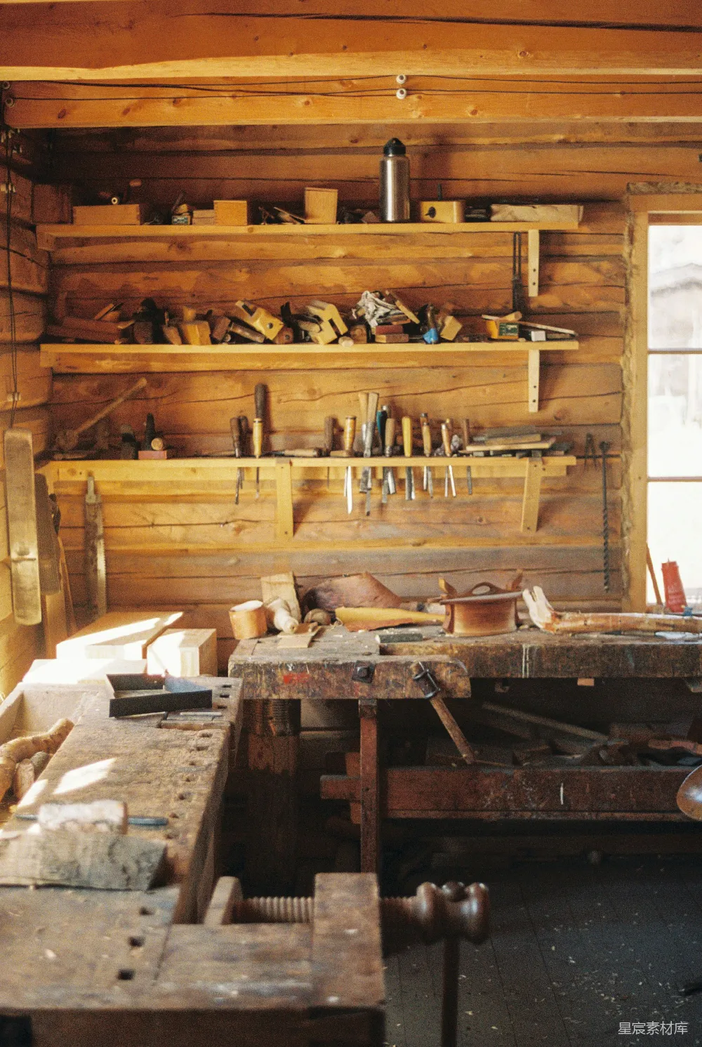 高清摄影  一个装满工具的木制小屋内的工作台