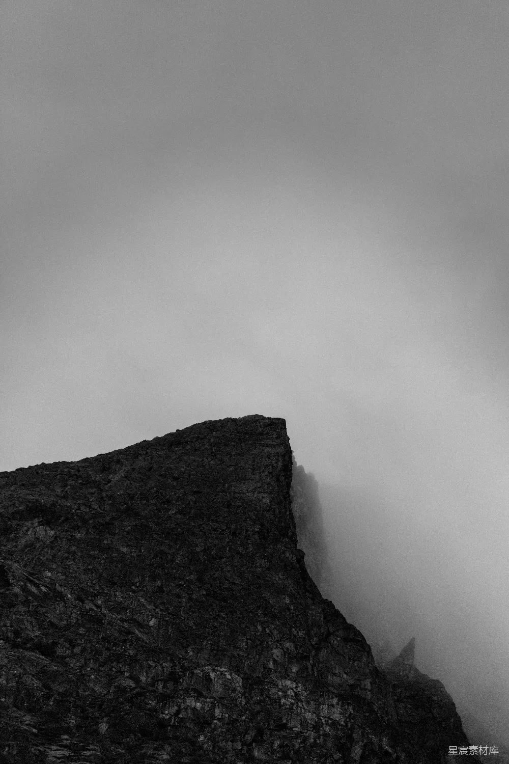 云雾缭绕的山峰