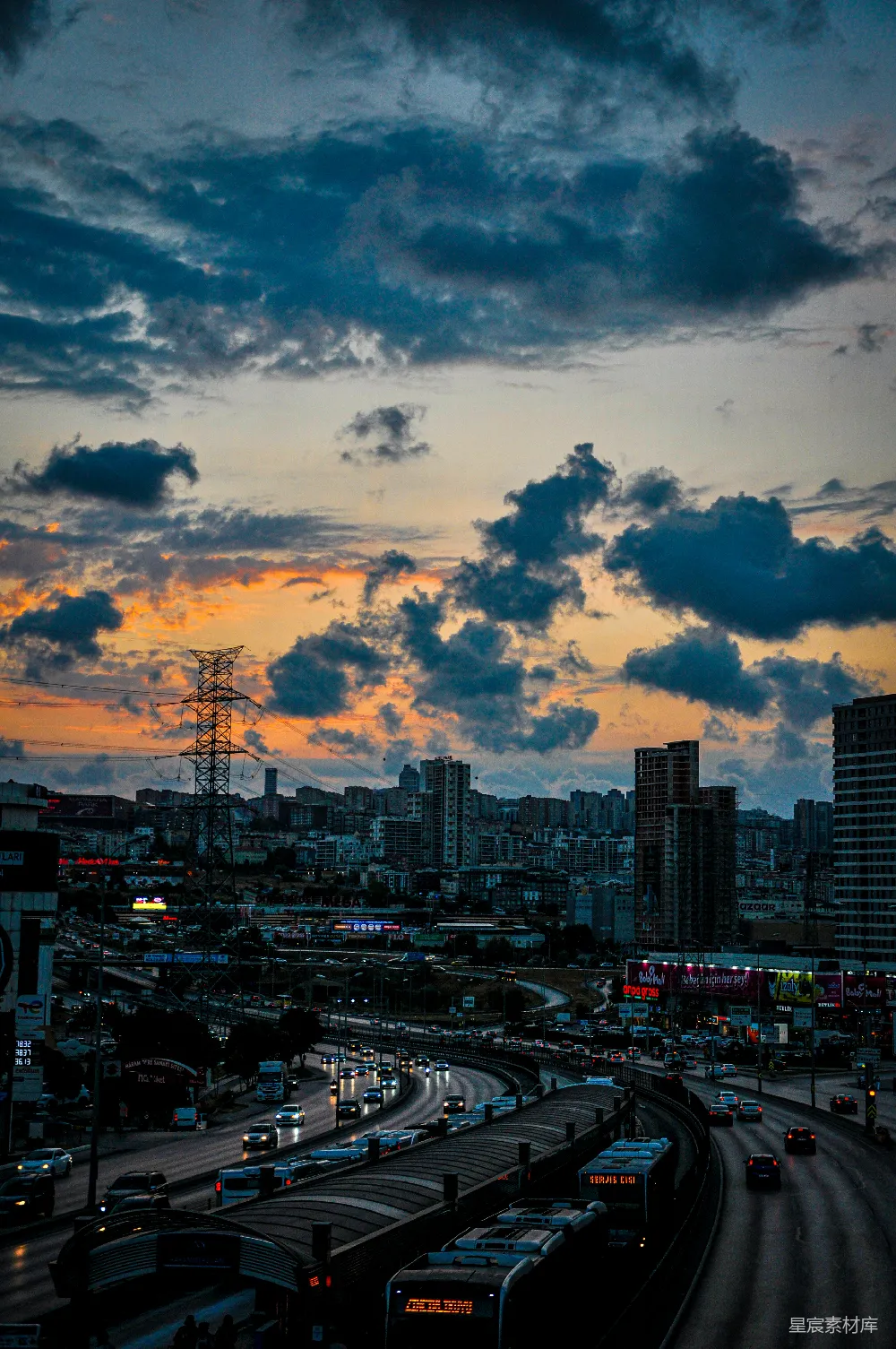 黄昏的城市景色，车流密集