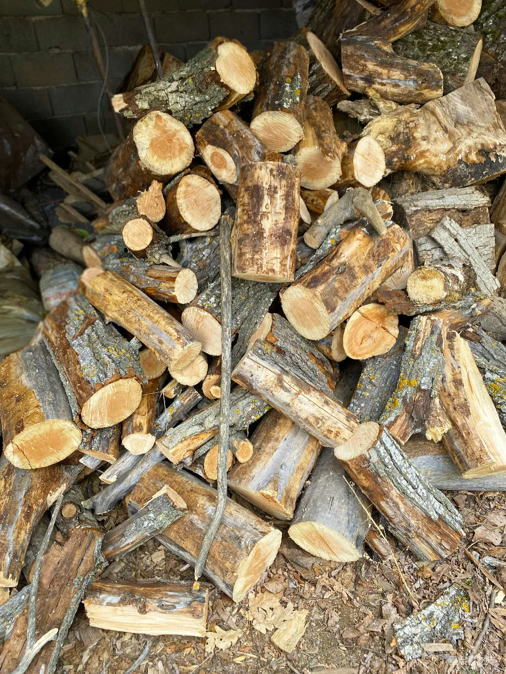 高清摄影  一堆砍伐的木头堆放在一堆原木之上