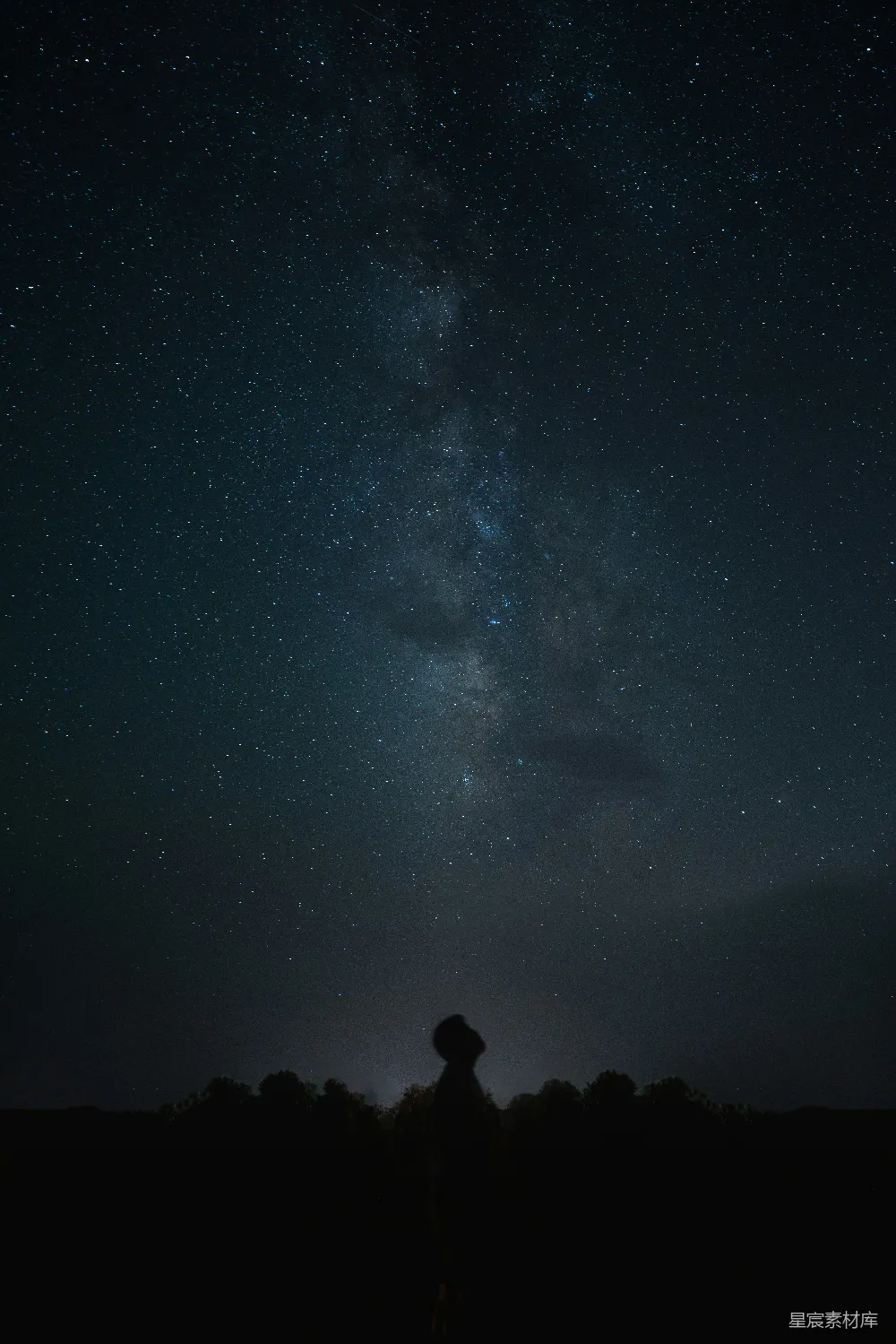 一个人在夜晚的星空下站立