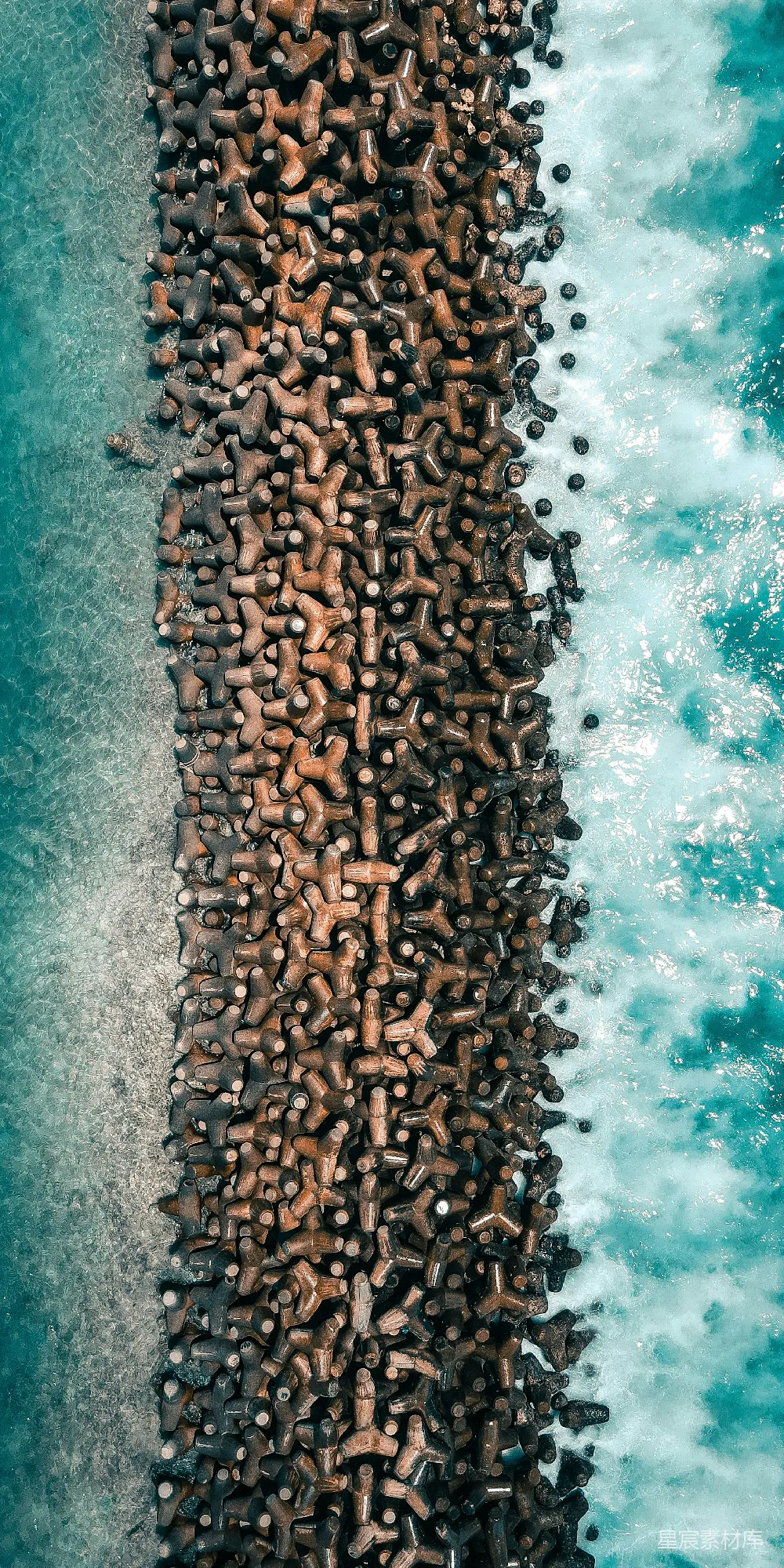 一群人在海边的沙滩上站立，靠近海洋。