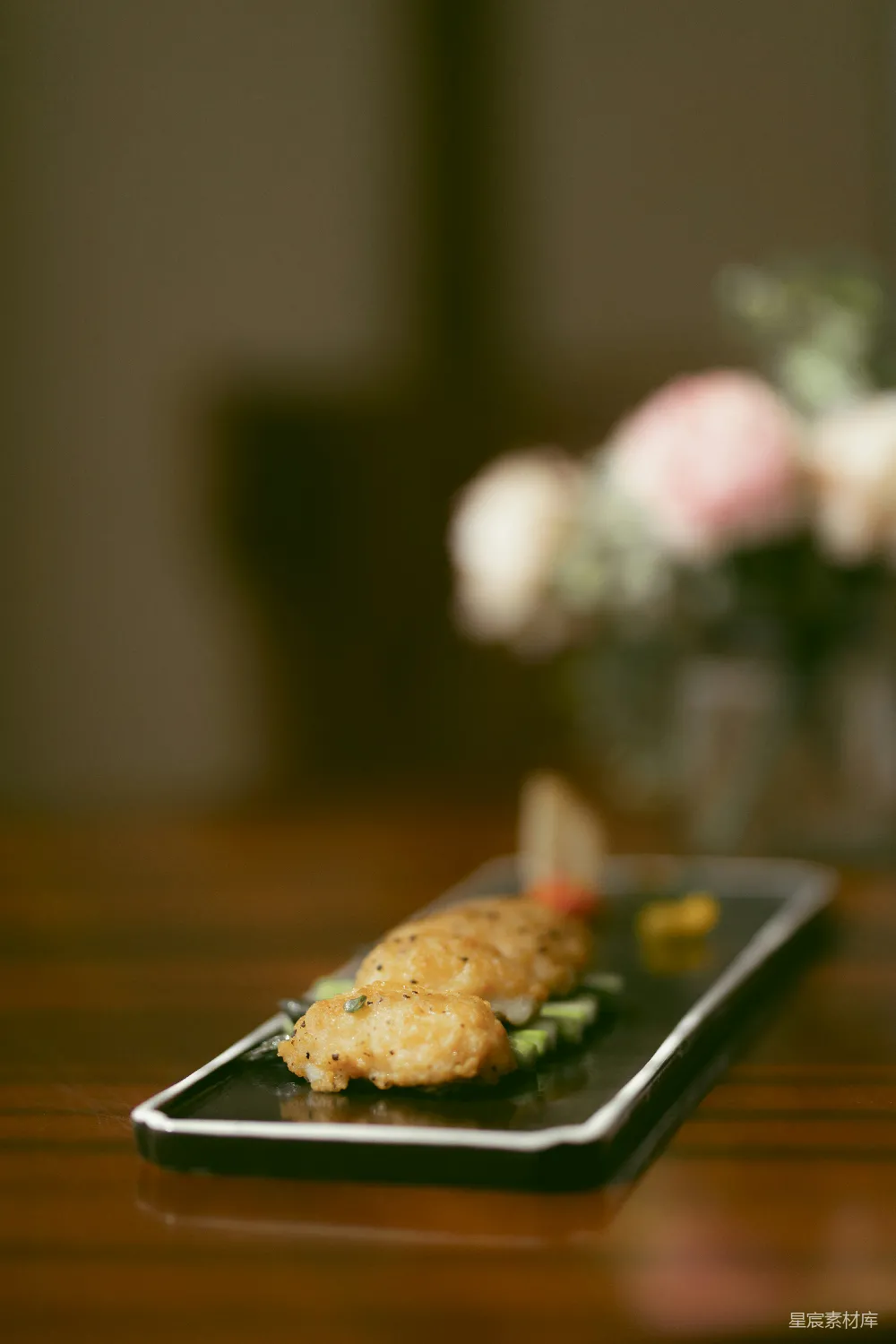 黑色盘子中的油炸食品