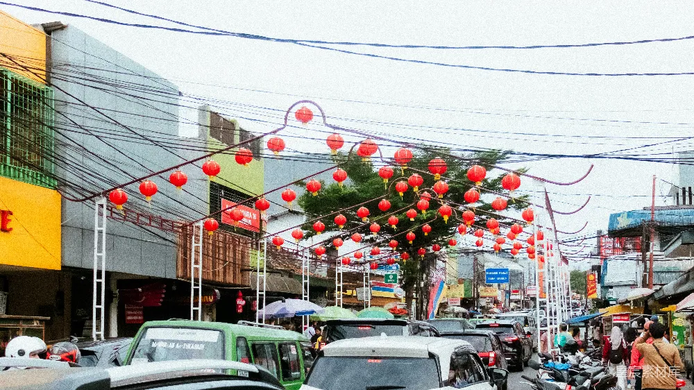 挂满红灯笼和拱门的街道