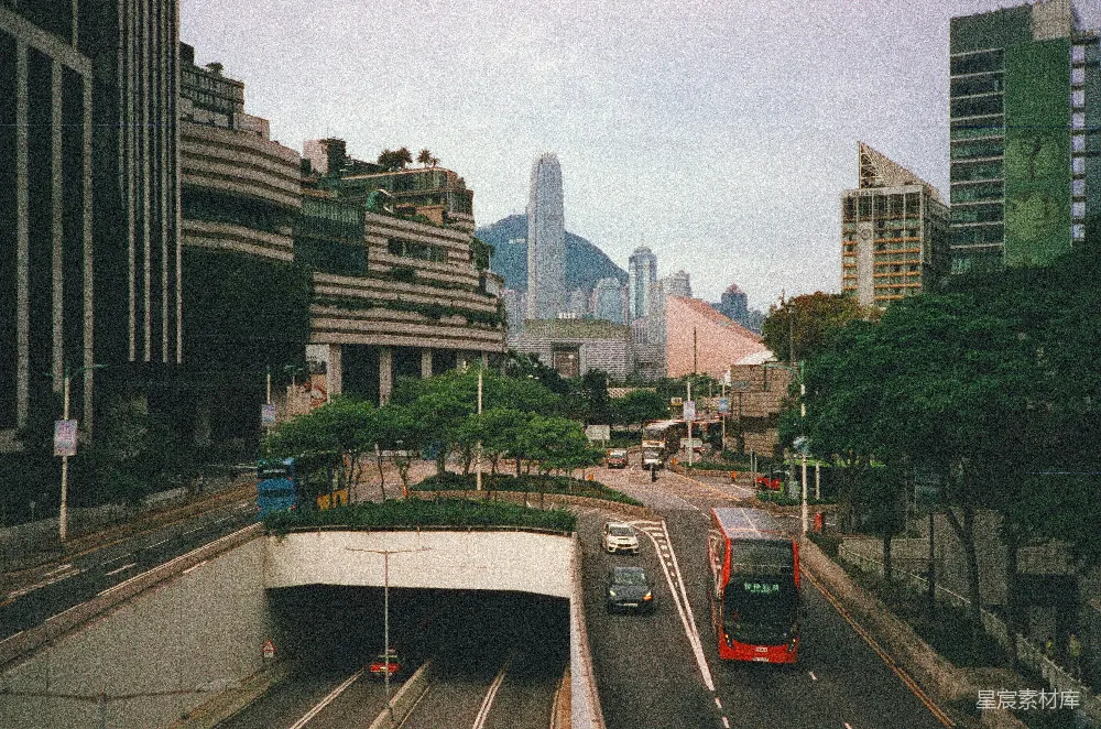 城市风景画，有道路、隧道、车辆和高建筑物。