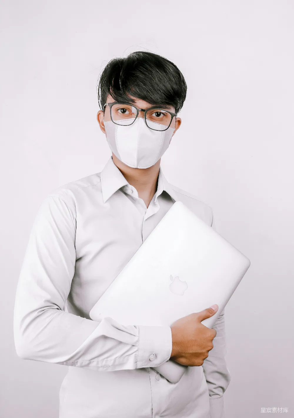 身穿白衬衣的男人拿着白色打印纸